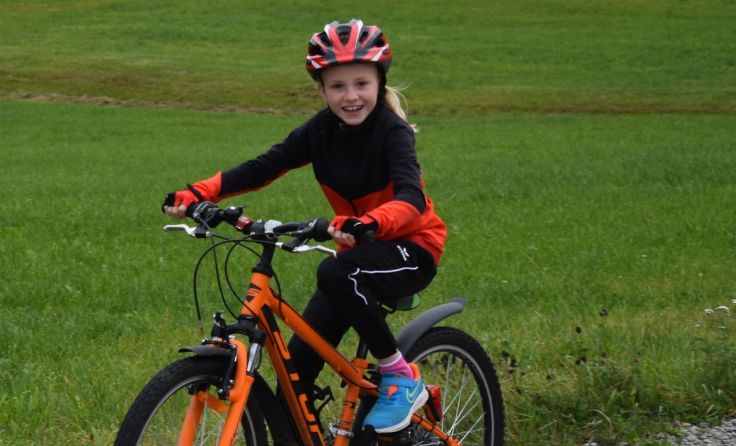 Mit ihrem neuen Profi-Fahrradhelm ist Elena aus St. Aegidi sicher unterwegs.(Foto: FPÖ)
