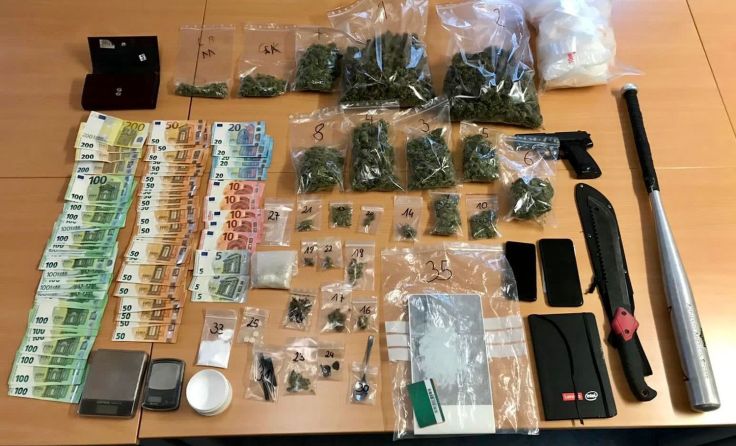 Die Polizei fand bei Hausdurchsuchungen Drogen, Bargeld und Waffen. (Foto: Polizei Oberösterreich)