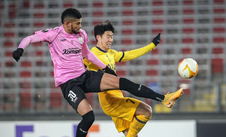 LASK-Verteidiger Andres Andrade (l.) im Zweikampf mit Tottenhams Heung-Min Son. (Foto: GEPA)