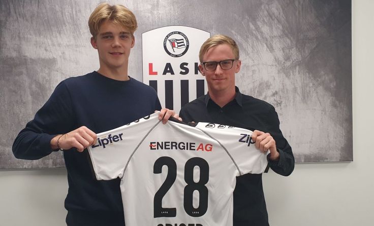 Talent Adam Griger mit LASK-Sportkoordinator Fabian Zöpfl (r.) (Foto: LASK)