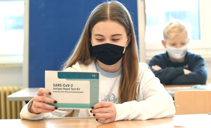 Luisa Forstinger, Schülerin der 2s-Klasse, hält ein Test-Kit in der Hand. (Foto: Scharinger)