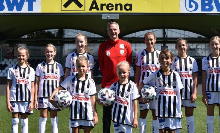 LASK-Sportdirektor Dominik Thalhammer mit Nachwuchsfußballerinnen. (Foto: LASK)