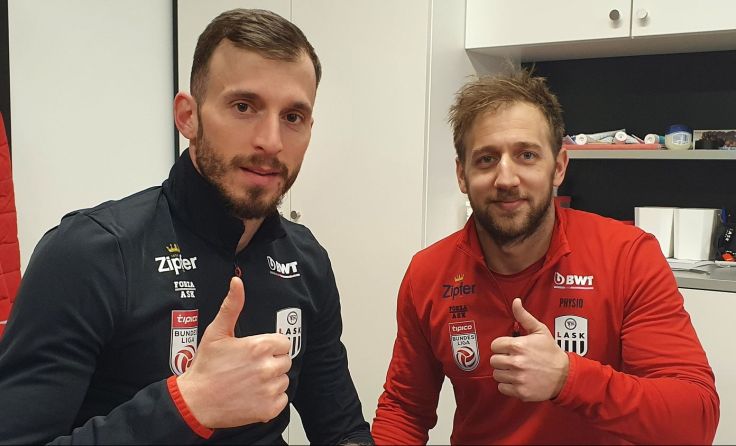 LASK-Profi Petar Filipovi? mit LASK-Physiotherapeut Markus Morbitzer (v. l.)(Foto: LASK)