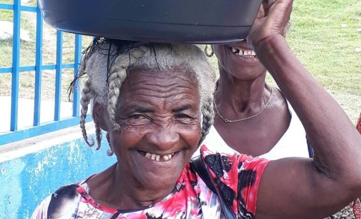 Diese Frau aus Haiti darf sich über einen Geschenkskorb freuen. (Foto: ORA)
