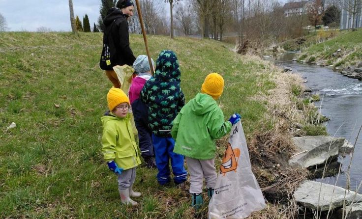 Auch ganz junge Zeller Bürger nahmen an der Flursäuberungsaktion teil. (Foto: Gemeinde)