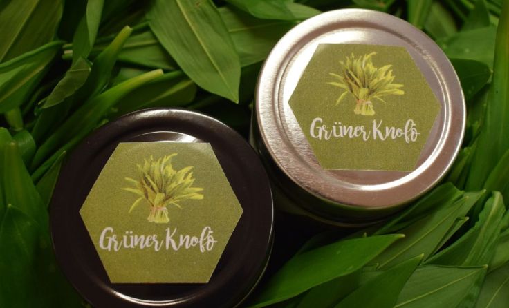 Abendschüler bieten Produkte aus Kräutern zum Verkauf an. (Foto: FS Andof)