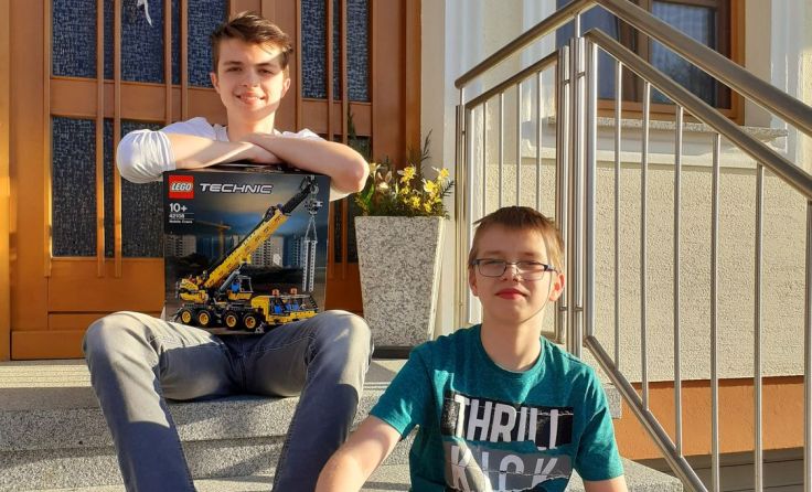 Stefan und Florian freuen sich über ihr neues Spielzeug. (Foto: privat)