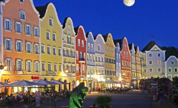 Die Schärdinger Silberzeile bei Nacht. (Foto: Josef Grünberger)