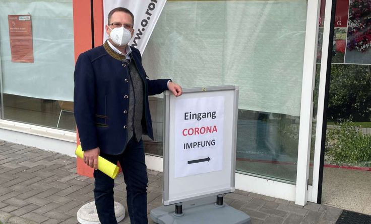 Augugst Wöginger vor der Impfstraße in Schärding. (Foto: Schlager)