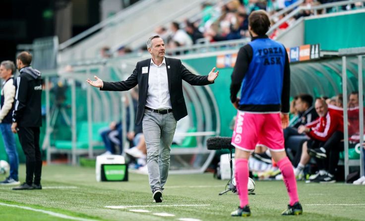 LASK-Coach Dominik Thalhammer beim Spiel gegen Rapid. (FOTO: GEPA)