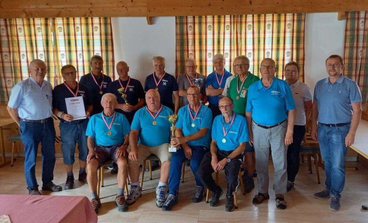 Das Team aus Münzkirchen (sitzend, vorne) sicherte sich den Titel. (Foto: Seniorenbund)