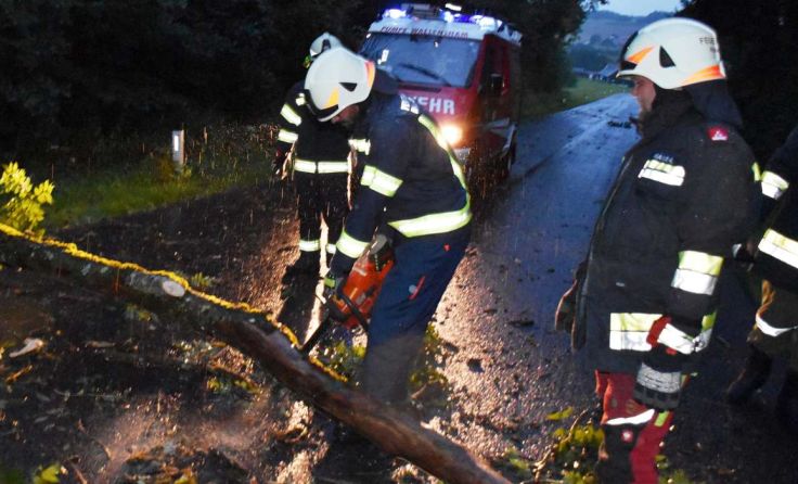 Die Feuerwehrmänner waren im Dauereinsatz. (Foto: Feuerwehren Bezirk Schärding)