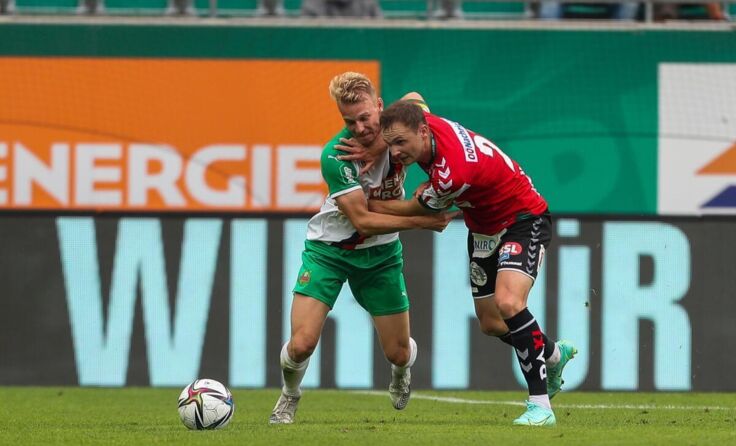 Rapids Marco Grüll (l.) im Duell mit Rieds Leo Mikic (r). (Foto: GEPA pictures)