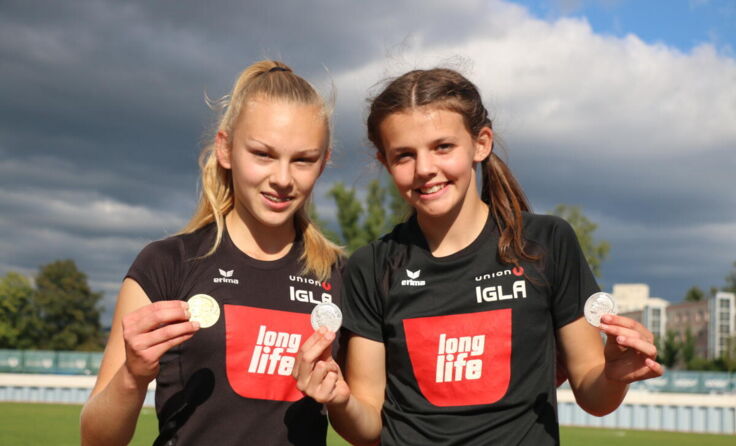 Christina Gangl (l.) und Marie Angerer zeigen stolz ihre Medaillen. (Foto: IGLA)