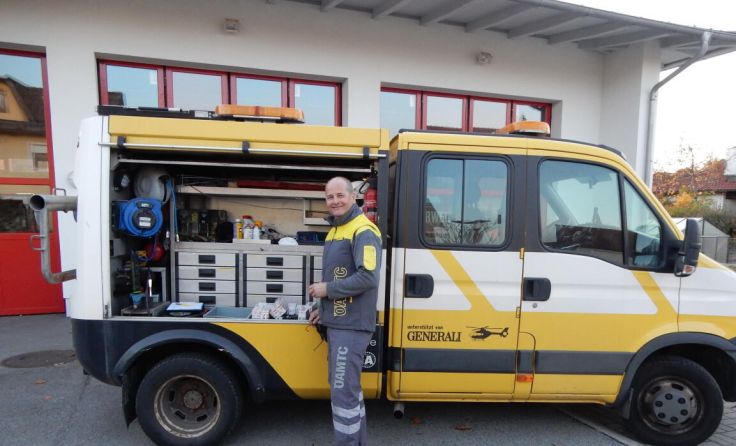 ÖAMTC-Mitarbeiter Michael Feichtinger wechselte die defekten Lampen. (Foto: ÖAMTC)