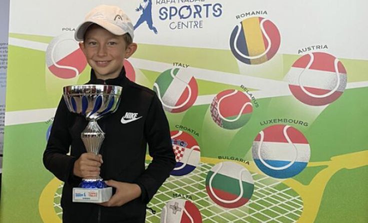 Jakob Mittermayr (r.) aus Andorf gewann ein Tennisturnier auf Mallorca. (Foto: Privat)