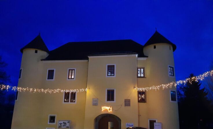 Das Schloss Sigharting wird zum Leuchten gebracht. (Foto: Gemeinde)