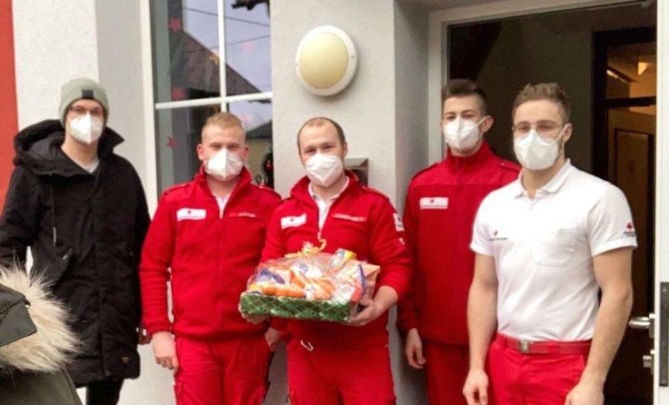 Christina Schachner und Diensthabende der Ortsstelle Esternberg bei der Geschenkübergabe.
