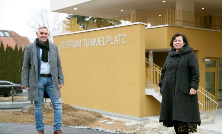 Schärdings Bürgermeister Günter Streicher mit Birgit Gerstorfer. (Foto: LandOÖ)