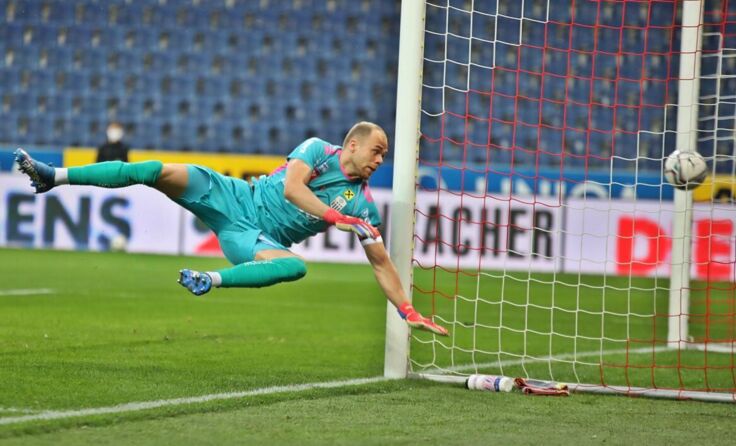 LASK-Goalie Schlager und seine Kollegen spielen quasi gegen einen "Nachbarn". (Foto: hörmandinger)