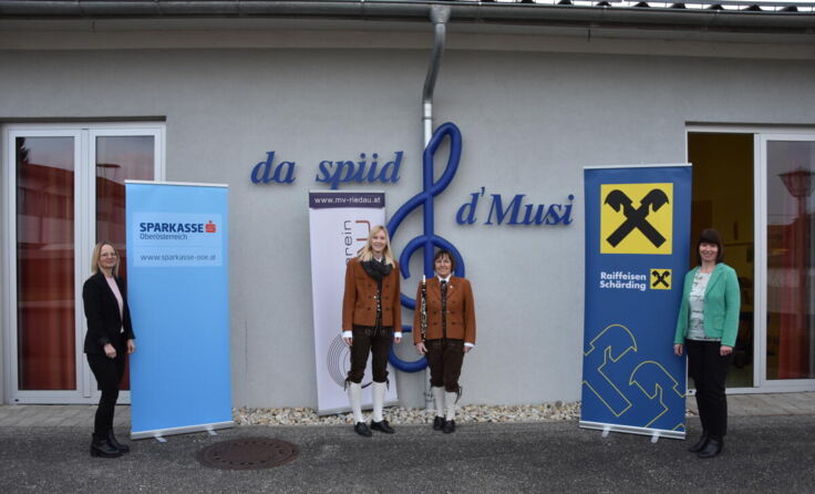 Inge Berghammer (2. v. r.) darf sich über eine neue Klarinette freuen. (Foto: MV Riedau)
