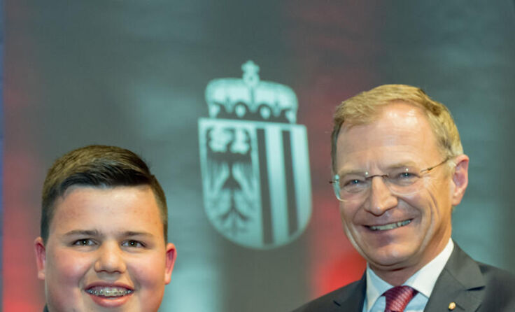 V. l.: Luca Sinzinger mit Landeshauptmann Thomas Stelzer (Foto: FOTOKERSCHI.AT / KERSCHBAUMMAYR)