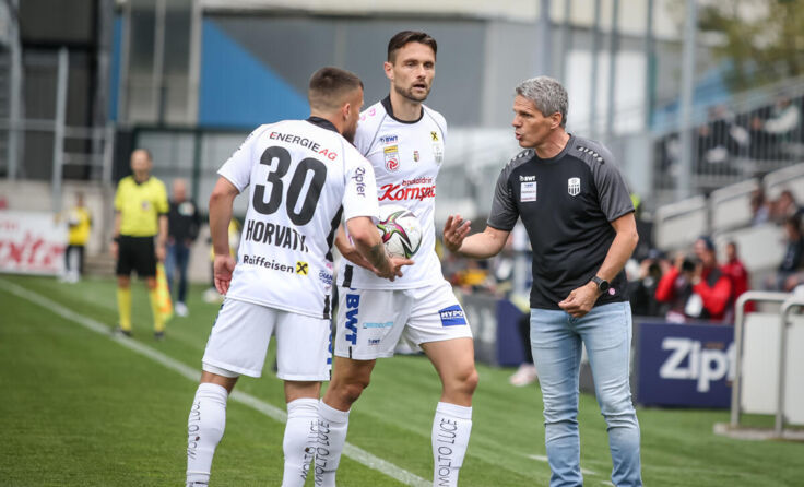 Sascha Horvath und James Holland mit Trainer Dietmar Kühbauer (Foto: GEPA pictures)