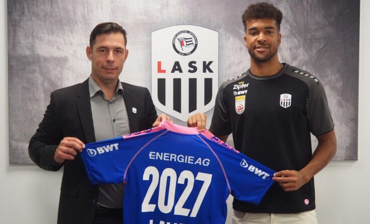 LASK-Sportchef Radovan Vujanovic mit Tobia Lawal (Foto: LASK)