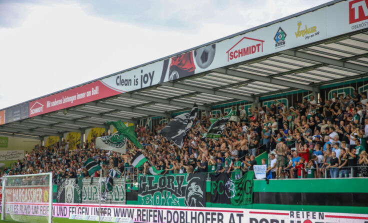 Fans der SV Ried. (Foto: (c) 2021 Reinhard Schröckelsberger)