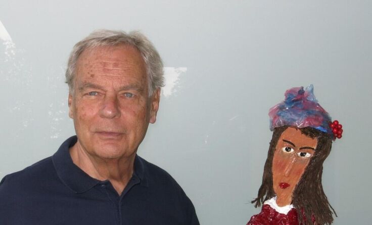 Otto Stürzer, ehemaliger Apotheker aus Raab, zeigt seine neuesten Holz-Skulpturen (Foto: Stürzer)