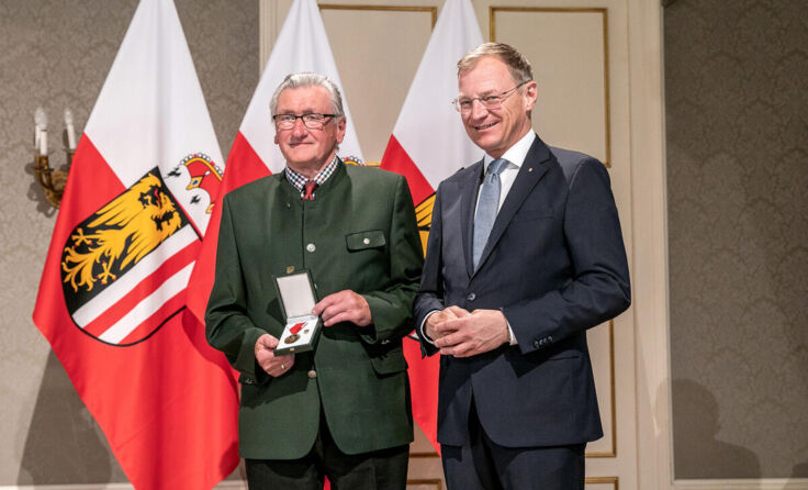 Alois Gangl (l.) mit Landeshauptmann Thomas Stelzer (Foto: Tina Gerstmair/ Land OÖ)