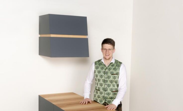 Tischlermeister Michael Geisler mit seinem Meisterstück. (Foto: mfroi)