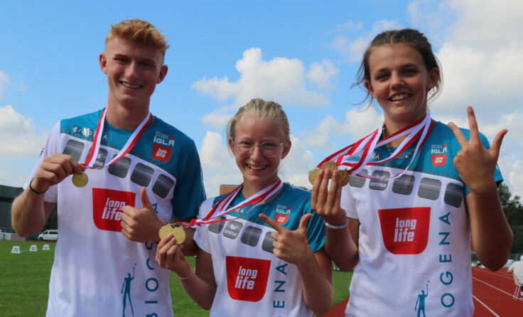Ludwig Schwaiger, Ida Hörmanseder und Marie Angerer zeigen stolz ihre Medaillen. (Foto: IGLA)