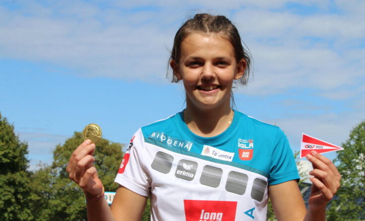 Marie Angerer zeigt stolz ihre Goldmedaille. (Foto: IGLA)