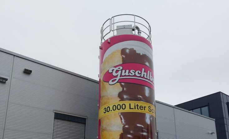 Der Schokoladenentank, der wie eine Schaumrolle aussieht, steht in St. Willibald. (Foto: Mader)