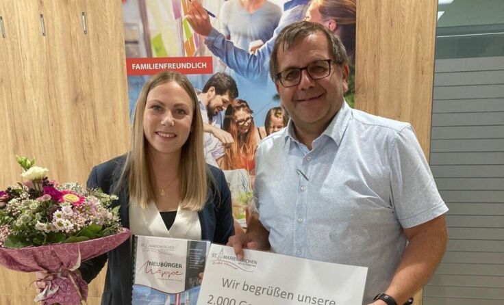 Hanna Huemer mit Bürgermeister Bernhard Fischer (Foto: Gemeindeamt)