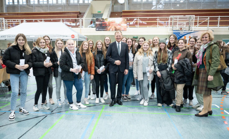 Schülerinnen der FS Andorf mit Landeshauptmann Thomas Stelzer. (Foto: Peter C.Mayr)
