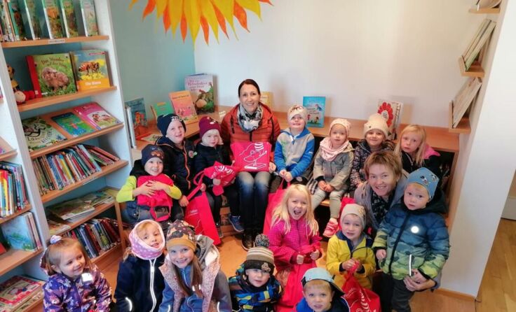 Die Kindergarten Kinder sind in der Bücherei gern gesehene Gäste. (Foto: Bücherei)