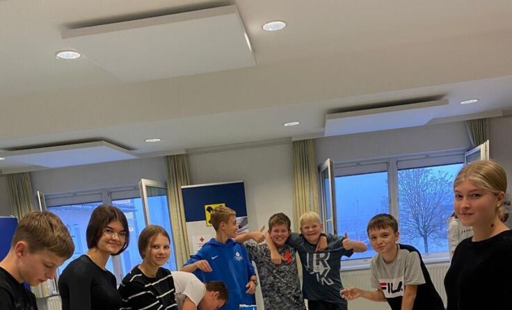 Mitglieder der Jugendrotkreuzgruppe St. Marienkirchen beim Backen. (Foto: Rotes Kreuz)