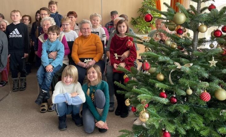 Bewohner und Kinder machten ein Abschiedsfoto vor dem Christbaum. (Foto: VS St. Marienkirchen)