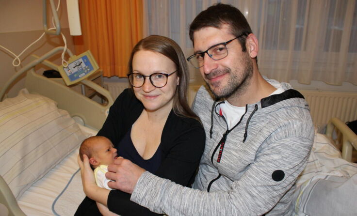 Schärdings Neujahrsbaby Alexander mit seinen stolzen Eltern. (Foto: ÖGK)