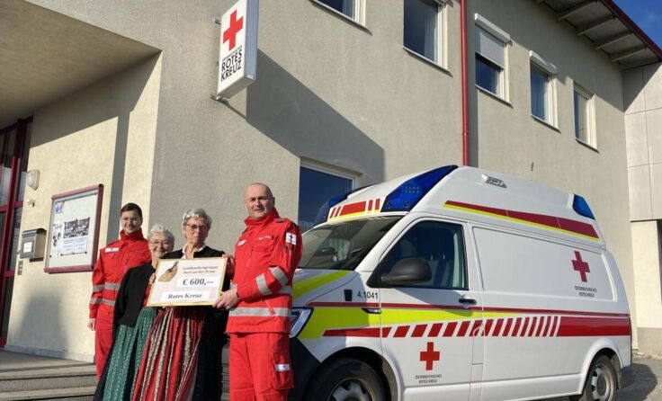 Ortstellenleiter Alois Höller (r). nahm den Spendenscheck entgegen. (Foto: Rotes Kreuz)