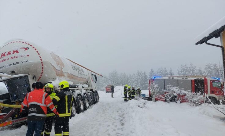 Die Wernsteiner Feuerwehrmänner hatten alle Hände voll zu tun. (Foto: BFKDO Schärding)