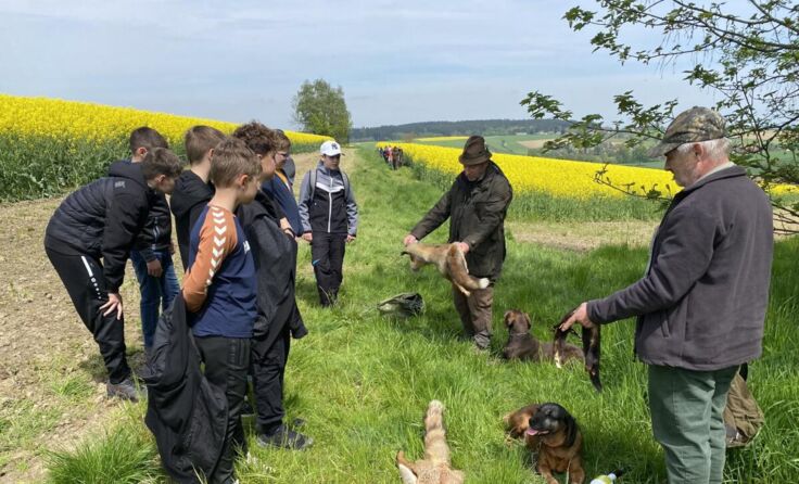 Die Schüler erfuhren Wissenswertes über die Jagd. (Foto: TNMS)