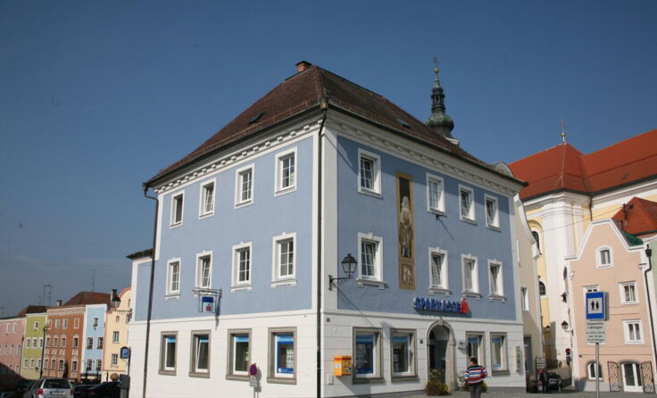 Das Sparkassengebäude ist der Schauplatz der Feuerwehrübung. (Foto: Sparkasse OÖ)