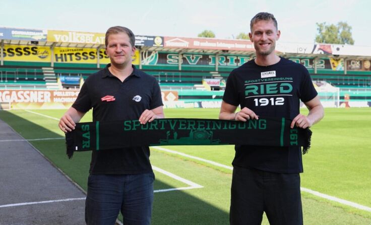 SVR-Sportchef Wolfgang Fiala mit Neuzugang Oliver Steurer (r.) (Foto: Schörckelsberger)