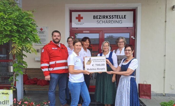 Spendenübergabe vor der RK-Bezirksstelle in Schärding. (Foto: Goldhaubenfrauen)