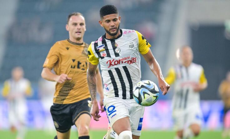 Andres Andrade (r) m Duell mit Nemanja Bilbija (Foto: GEPA pictures)