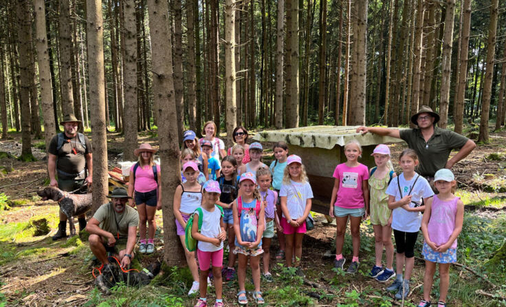 Zeller und Riedauer Kinder waren mit Jägern im Wald unterwegs. (Foto: Windhager)