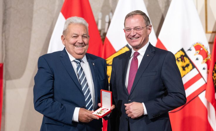 Otto Straßl mit Landeshauptmann Thomas Stelzer (r.) (Foto: Land OÖ/Peter C. Mayr)